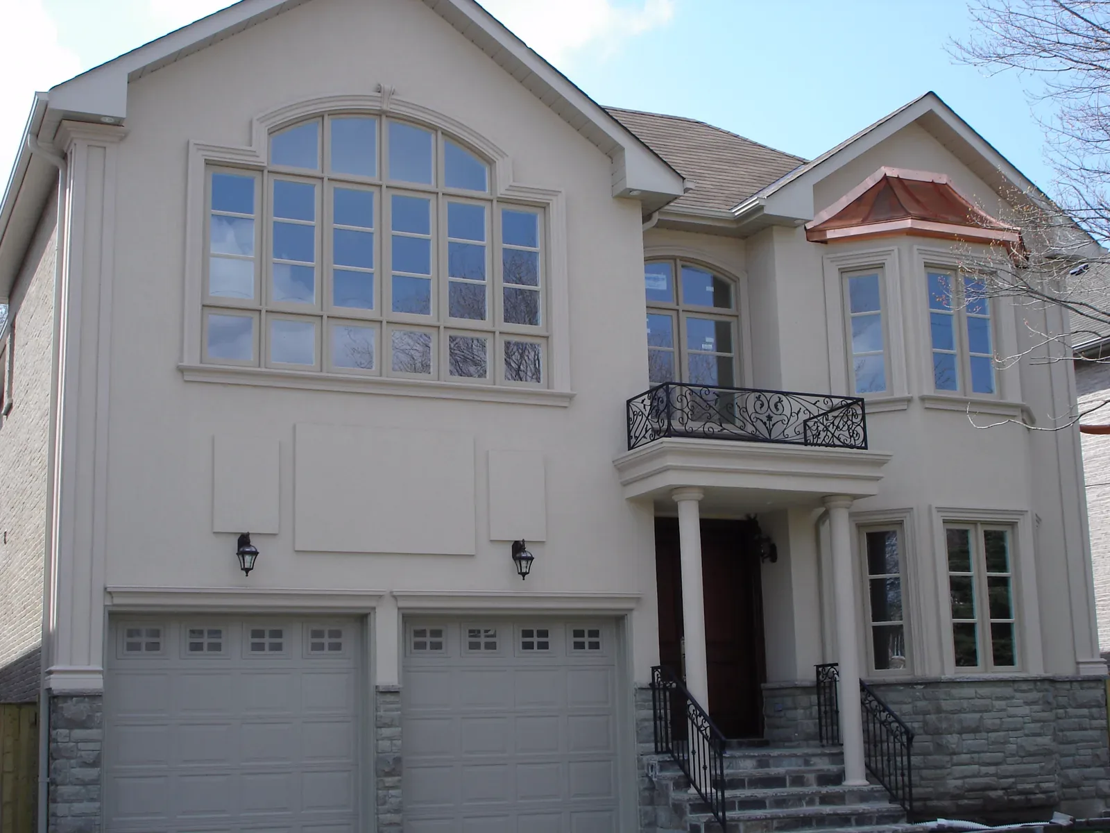Residence façade with coordinated exterior profiles