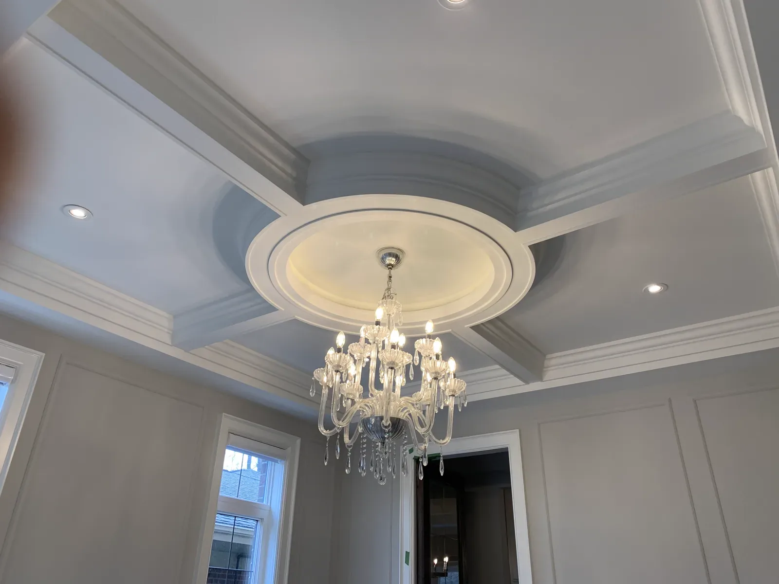 Curved and straight ceiling moulding surrounding a central light fixture